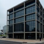 Fachada do edifício do BRB em Brasília, representando convite para esclarecimentos sobre irregularidades na CCJ da CLDF.