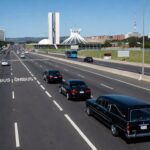 Rodovia no DF com veículo funerário em faixa exclusiva da EPTG ou EPNB.