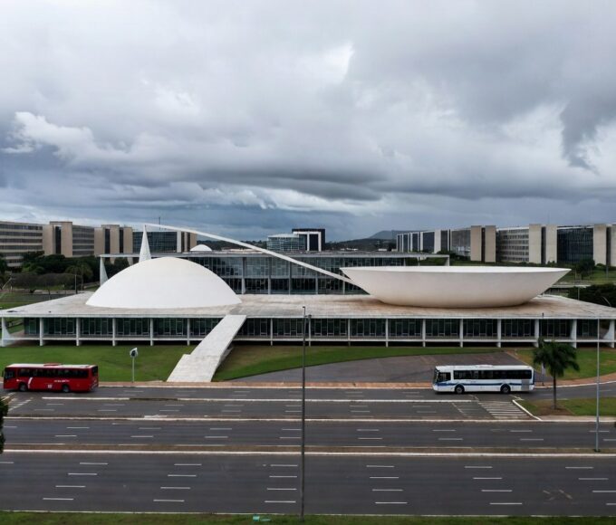 Sala de conferências vazia na CLDF em Brasília, representando evento de governança como fachada para discussões vazias no DF.