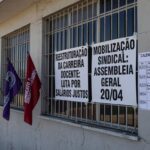 Escola pública em Brasília com cartazes de mobilizações por reestruturação de carreira de professores do DF.