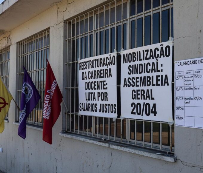 Escola pública em Brasília com cartazes de mobilizações por reestruturação de carreira de professores do DF.