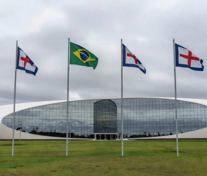 Edifício do TJDFT em Brasília com bandeiras a meio mastro em luto pela morte da desembargadora Maria de Lourdes Abreu.