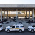 Viaturas da Polícia Civil e equipamentos de mineração clandestina de criptomoedas confiscados em operação no DF.