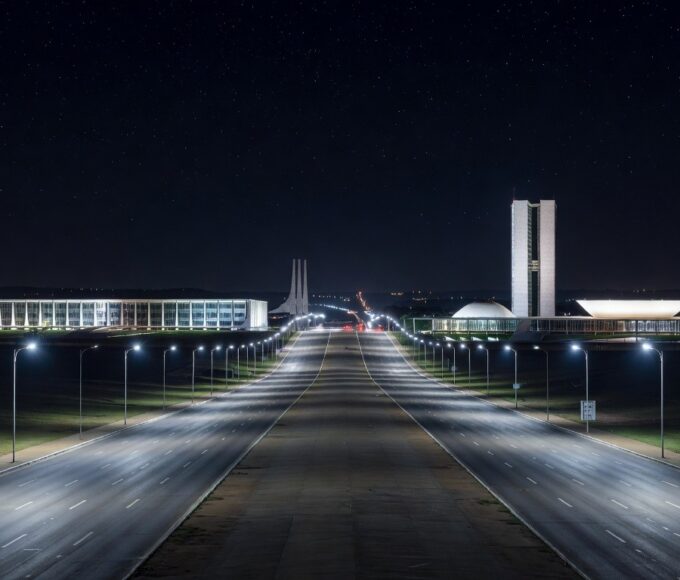 Avenida noturna em Brasília com iluminação pública 100% LED, destacando modernização e economia de energia no Distrito Federal.