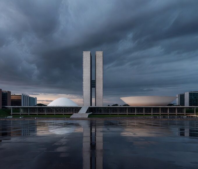 Edifício da Caesb em Brasília com bandeira a meio mastro, simbolizando luto pela morte de advogado na diretoria jurídica.