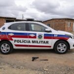 Viatura da Polícia Militar em rua de Vicente Pires com simulacro de arma e faca apreendidos.