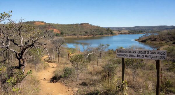 Paisagem da Serrinha do Paranoá transformada em parque ambiental, com vegetação de cerrado e Lago Paranoá ao fundo.
