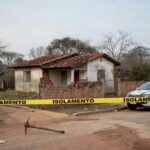 Casa isolada com fita policial em Águas Lindas de Goiás, cena de tragédia familiar envolvendo homicídio e suicídio.