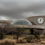 Edifício da Câmara Legislativa do DF com relógio simbolizando programa tardio para idosos no mercado de trabalho.