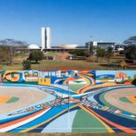 Quadras poliesportivas com artes urbanas no Parque da Cidade em Brasília, ambientadas no cerrado brasileiro.