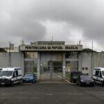 Viaturas da Polícia Federal em operação contra corrupção em Brasília, com maletas de dinheiro e documentos.