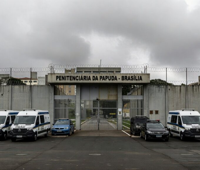 Viaturas da Polícia Federal em operação contra corrupção em Brasília, com maletas de dinheiro e documentos.