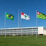 Edifício do governo do DF em Brasília, com elementos de educação, ilustrando suspensão de portaria sobre professores temporários.