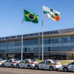 Viaturas da Polícia Militar do DF em frente ao Palácio do Buriti, simbolizando promoções na corporação.