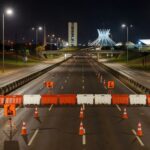 Imagem noturna do Buraco do Tatu interditado para manutenção de câmeras em Brasília, com barreiras e cones de sinalização.