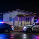 Viaturas da Polícia Militar em frente a casa em Ceilândia após invasão armada.
