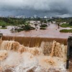 Barragem de Santa Maria transbordando em Brasília, expondo fragilidades no sistema hídrico.