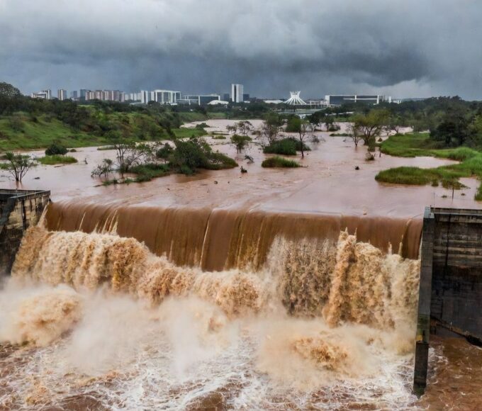 Barragem de Santa Maria transbordando em Brasília, expondo fragilidades no sistema hídrico.