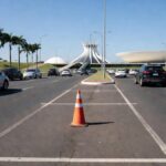 Rua em Samambaia com vagas de estacionamento e carros, representando disputa por vaga.