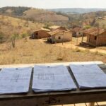 Paisagem rural em Planaltina com casas e terrenos demarcados, representando regularização fundiária no Distrito Federal.