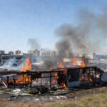 Incêndio em lojas do bloco C da Feira dos Importados em Brasília, com área isolada para perícia.