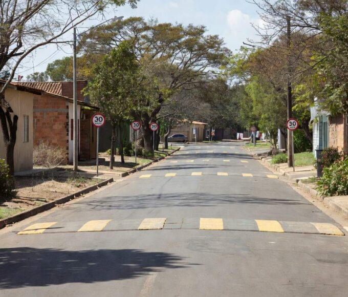 Rua no Setor de Indústrias do Gama com sinalização de sentido único e Zona 30