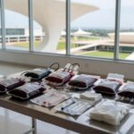 Posto de vacinação em Brasília com equipamentos de doação de sangue e órgãos