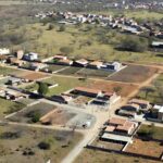 Vista aérea de áreas urbanas em expansão representando novas regiões administrativas no Brasil
