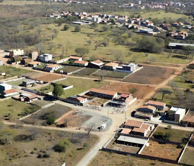 Vista aérea de áreas urbanas em expansão representando novas regiões administrativas no Brasil