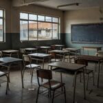 Sala de aula vazia em escola pública brasileira representando fracasso na educação de jovens e adultos