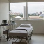 Quarto hospitalar em Brasília representando alta após cirurgia por pneumotórax