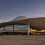 Prédio da CLDF em Brasília com documentos representando empréstimo ao BRB