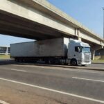 Carreta presa em viaduto da EPIA Sul no Distrito Federal