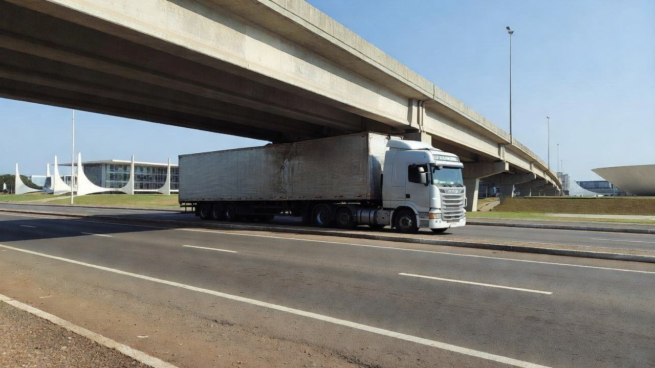 Carreta presa em viaduto da EPIA Sul no Distrito Federal
