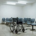 Cadeira de rodas em sala de espera da UPA do Recanto das Emas