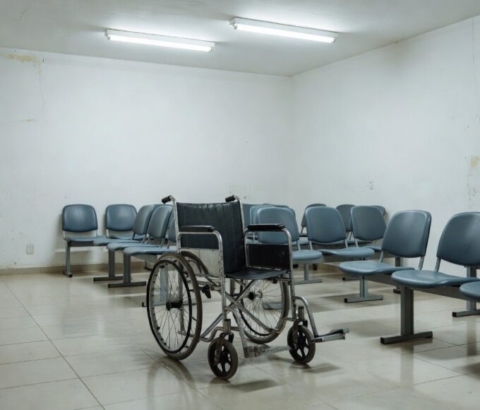 Cadeira de rodas em sala de espera da UPA do Recanto das Emas