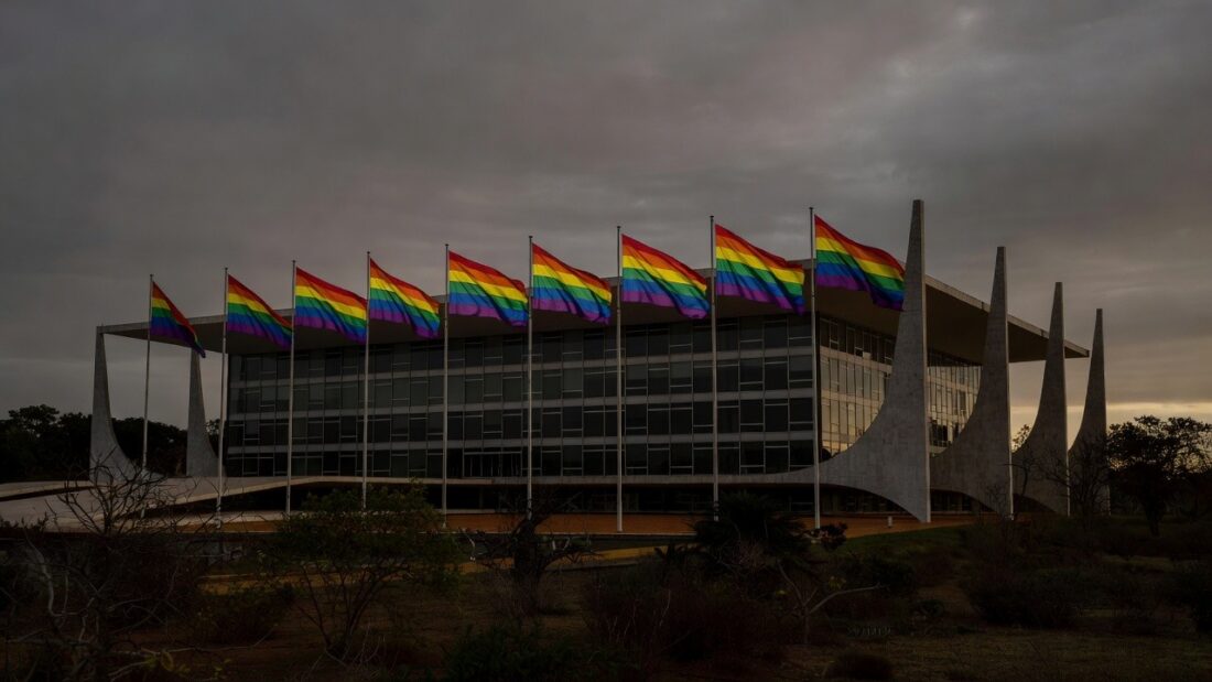 Esplanada dos Ministérios em Brasília com bandeiras arco-íris representando orgulho LGBTI+ e discriminação no DF
