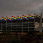 Esplanada dos Ministérios em Brasília com bandeiras arco-íris representando orgulho LGBTI+ e discriminação no DF