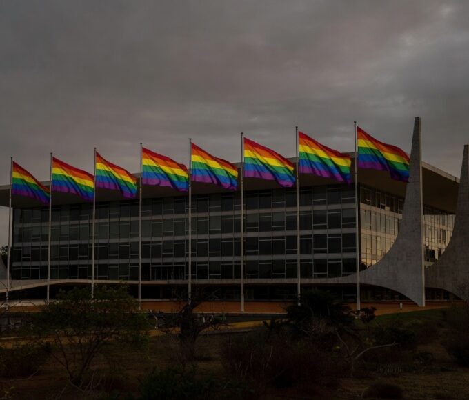 Esplanada dos Ministérios em Brasília com bandeiras arco-íris representando orgulho LGBTI+ e discriminação no DF