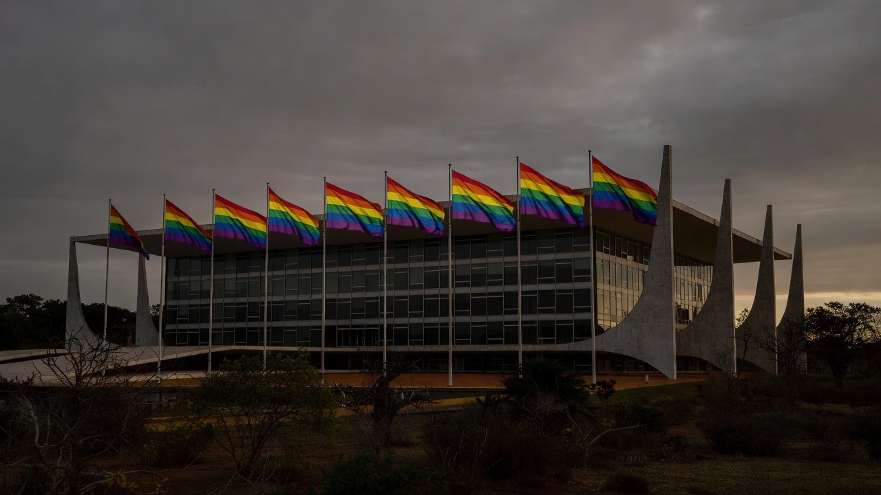 Esplanada dos Ministérios em Brasília com bandeiras arco-íris representando orgulho LGBTI+ e discriminação no DF