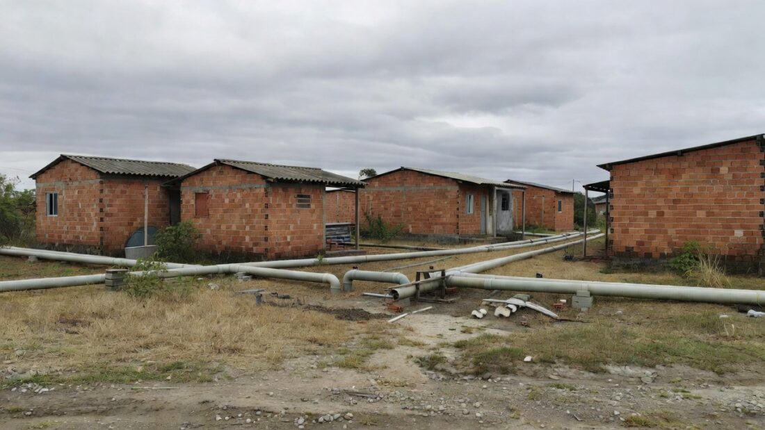 Tubulações e medidores de água em área residencial de Fercal após regularização pela Caesb