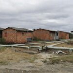 Tubulações e medidores de água em área residencial de Fercal após regularização pela Caesb