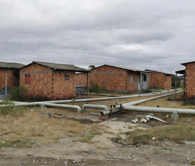 Tubulações e medidores de água em área residencial de Fercal após regularização pela Caesb