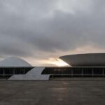 Vista do Congresso Nacional em Brasília ao entardecer