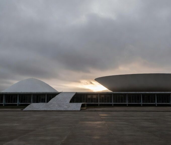 Vista do Congresso Nacional em Brasília ao entardecer