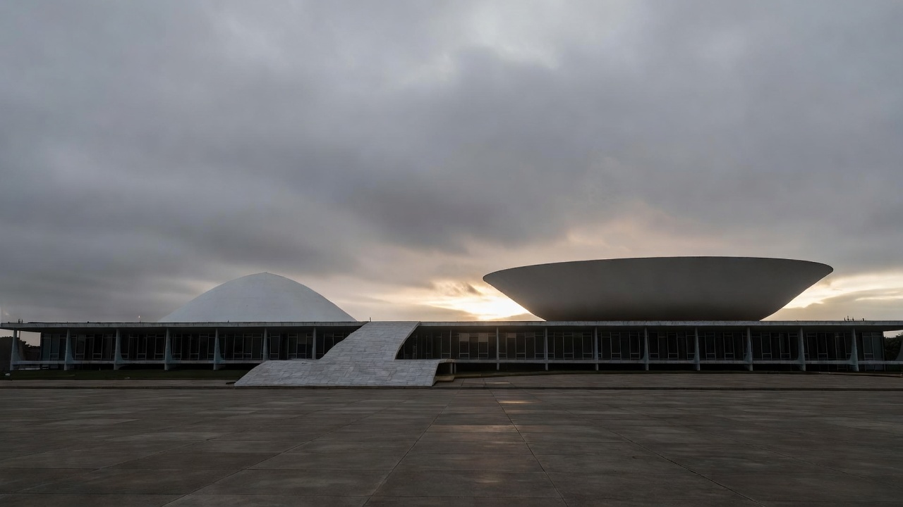 Vista do Congresso Nacional em Brasília ao entardecer