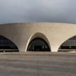 Edifício da CLDF em Brasília simbolizando aprovação do Conselho de Defesa do Idoso em meio a violações no DF