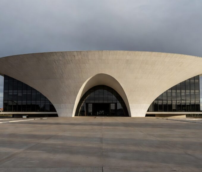 Edifício da CLDF em Brasília simbolizando aprovação do Conselho de Defesa do Idoso em meio a violações no DF