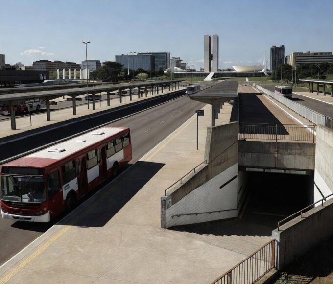 Ônibus público em Brasília simbolizando tarifa zero para estudantes da rede pública