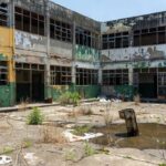 Escola pública no DF com infraestrutura precária e paredes rachadas